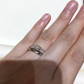 【カルティエ(Cartier)の口コミ】 婚約指輪は王道な形で年齢を重ねても飽きがこず、また華やかさもありつつ…