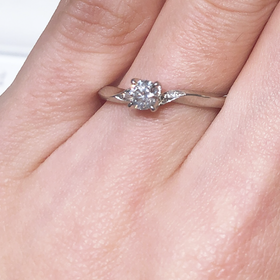 【俄(にわか)の口コミ】 真ん中のダイヤモンドを囲うように、周りに２つのメレダイヤモンドが付い…