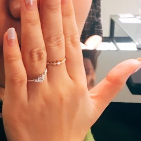 【ラザール ダイヤモンド(LAZARE DIAMOND)の口コミ】 ダイヤが輝いていて、指が綺麗に見える婚約指輪を探していたので、このデ…