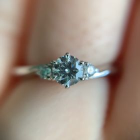 【ラザール ダイヤモンド(LAZARE DIAMOND)の口コミ】 ○センターダイヤが飛び出しすぎないデザインであること
○サイドにメレダイ…