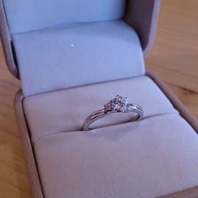 【AMOUR AMULET(アムール・アミュレット)の口コミ】 婚約指輪と結婚指輪を一緒に付けても横のダイヤ部分が上手く繋がるような…