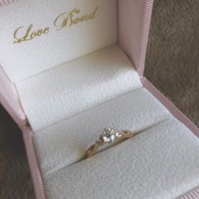 【Love Bond(ラブボンド)の口コミ】 婚約指輪の特別感がありつつも、普段使いできるようなデザインと、台座や…