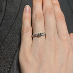 【エクセルコダイヤモンド(EXELCO DIAMOND)の口コミ】 頂きものなので自分の決め手ではないですが、横面からのレリーフ模様が個…