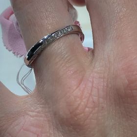 【俄(にわか)の口コミ】 凛という結婚指輪に決めました。こちらは指輪の太さは太めで、サイドにダ…