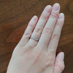 【ラザール ダイヤモンド(LAZARE DIAMOND)の口コミ】 仕事柄、指輪が引っ掛からないよう細身の物がいいなと考えていました。細…