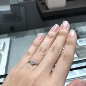 【アイプリモ(I-PRIMO)の口コミ】 馴染みが良くシンプルだけどサイドに２つダイヤがあるため、華やかに見え…