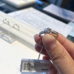 【I's stone(アイズストーン)の口コミ】 中央横にメレダイヤが入っているもので探しており、どこからみてもキラキ…