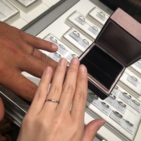 【アイプリモ(I-PRIMO)の口コミ】 素材は絶対にプラチナが良くて、
ウェーブのデザインに石が何個か付いてる…