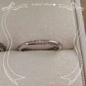 【トリニティ(Trinity)の口コミ】 婚約指輪と結婚指輪を一緒に付けてもダイヤが繋がって見えるように見える…