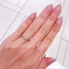 【ラザール ダイヤモンド(LAZARE DIAMOND)の口コミ】 真ん中に大きなダイヤ、左右に小さなダイヤが埋め込まれています。上から…