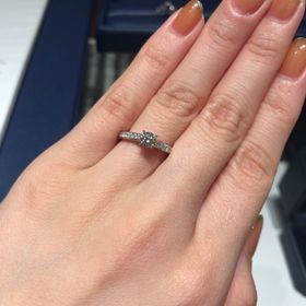 【銀座ダイヤモンドシライシの口コミ】 ハーフエタニティにセンターストーンがついているのでとても華やかなデザ…