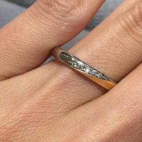 【ケイウノ ブライダル(K.UNO BRIDAL)の口コミ】 婚約指輪はハーフエタニティを考えていたので、普段から重ね付けができる…