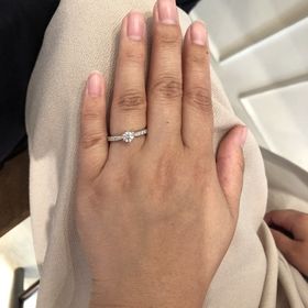 【アンジェリックフォセッテ(Angelique Fossette)の口コミ】 この形が好きなため、他店でも見ていました。
比較的細めのデザインが多い…