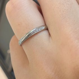 【エクセルコダイヤモンド(EXELCO DIAMOND)の口コミ】 シンプルなデザインで上品な印象の為、職場で着けるのにも問題ないと考え…