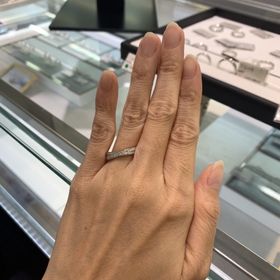 【GALA JEWELRY(ガラジュエリー)の口コミ】 ダイヤモンドの輝きと他店と比べた際の圧倒的な指輪の頑丈さに惹かれた。…
