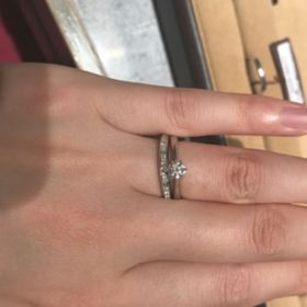 【ORECCHIO(オレッキオ)の口コミ】 オーソドックスなデザインでダイヤモンドの輝きが目立つ婚約指輪との相性…