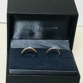 【ラザール ダイヤモンド(LAZARE DIAMOND)の口コミ】 シンプルで控えめながら、気品のあるデザイン性の高さがこちらの指輪を選…