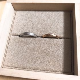 【YUKA HOJO(ユカホウジョウ)の口コミ】 細身で凹凸のある味のあるデザインと、婚約指輪のCapriと重ねづけした時の…