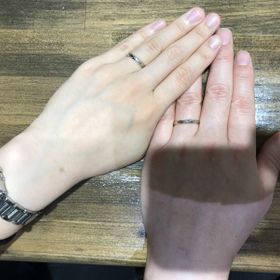 【輪-RIN-の口コミ】 指輪のデザインがシンプルでありながらも、表面の削り方や素材が良いので…