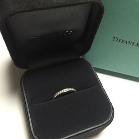 【ティファニー(Tiffany & Co.)の口コミ】 婚約指輪をティファニーでいただいたので、揃えました。
  メレダイヤがフ…