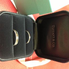 【ティファニー(Tiffany & Co.)の口コミ】 シンプルかつ、飽きのこないデザイン。旦那とペアにしたかったので男性が…