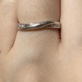 【ジュエリーツツミ(JEWELRY TSUTSUMI)の口コミ】 ウェーブがあり両サイドにダイアがついてあり華やかな印象を受けて購入し…