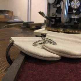 【鎌倉彫金工房の口コミ】 プラチナとイエローゴールドで迷っていましたが、実際の指輪をたくさん見…