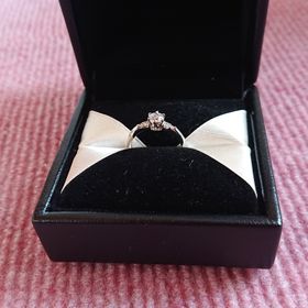 【エクセルコダイヤモンド(EXELCO DIAMOND)の口コミ】 デザインが可愛らしく、ダイヤモンドの輝きもキラキラしていてとても綺麗…