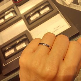 【銀座ダイヤモンドシライシの口コミ】 露出度の高い比較的大きめの一粒ダイヤに一目惚れしました。また、プラチ…