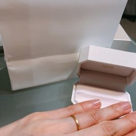 【AHKAH(アーカー)の口コミ】 AHKAHのブランドが好きだったのと
イエローゴールドの細めのものを探して…