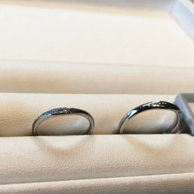 【I's stone(アイズストーン)の口コミ】 指輪のデザイン
少しv字のラインが入っている指輪です。深すぎないので、…