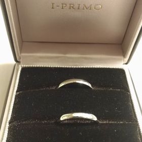 【アイプリモ(I-PRIMO)の口コミ】 シンプルなデザインの物を探していたのですが、
妻のリングには1つアクセ…