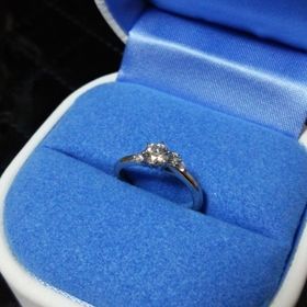 【銀座ダイヤモンドシライシの口コミ】 歳を重ねてもしっくりなじむよう、リングは細身でないものを選びました。
…