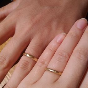 【ith(イズ)の口コミ】 プラチナではなくゴールドの指輪が希望でしたが、あまりピカピカなのもち…