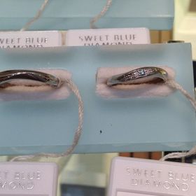 【SWEET BLUE DIAMOND(スウィートブルーダイヤモンド)の口コミ】 シンプルなデザインを探していたということと、真ん中にさりげなくブルー…