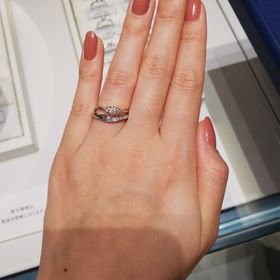 【銀座ダイヤモンドシライシの口コミ】 少し、インパクトのあるデザインに惹かれました。
1つで付けても存在感が…