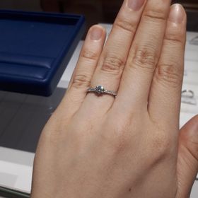 【銀座ダイヤモンドシライシの口コミ】 中央ダイヤの両サイドにメタダイヤが入っているタイプのデザインです。ダ…