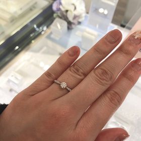 【ヴァンドーム青山(VENDOME AOYAMA)の口コミ】 大きい一粒のダイヤの横に小さいダイヤがあしらっているデザインを試着さ…