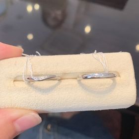 【ケイウノ ブライダル(K.UNO BRIDAL)の口コミ】 男女共に柔らかく湾曲したデザインに、女性の方には優しくカーブデザイン…