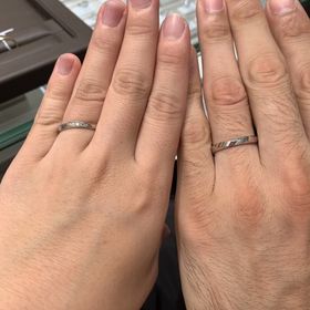 【アイプリモ(I-PRIMO)の口コミ】 ペアが伝わる、斜めラインのデザインが可愛い指輪です。女性の方にはダイ…