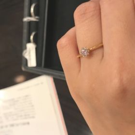 【ケイウノ ブライダル(K.UNO BRIDAL)の口コミ】 ダイヤモンドを留める爪の部分が花びらや王冠の様に見えて個性的な印象の…