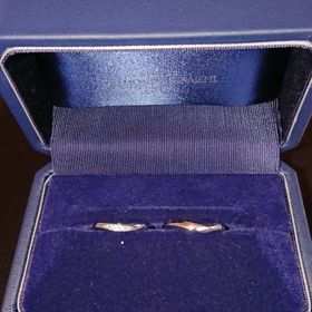 【銀座ダイヤモンドシライシの口コミ】 プラチナでV字のものを探していたところ、緩やかなカーブのこちらのものを…