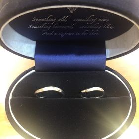 【Something Blue(サムシングブルー)の口コミ】 シンプルながら、波のあるようなデザインと素材の強さが気に入りました。
…