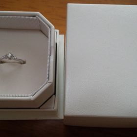 【4℃ BRIDAL(ヨンドシーブライダル)の口コミ】 指輪の種類も知らないでショップに行きました。
スタッフの方はとても感じ…