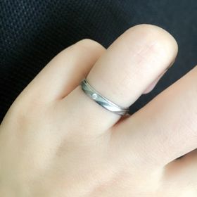 【Something Blue(サムシングブルー)の口コミ】 細めのリングだけど華やかなデザインでリングのカットが個性的で見た目よ…
