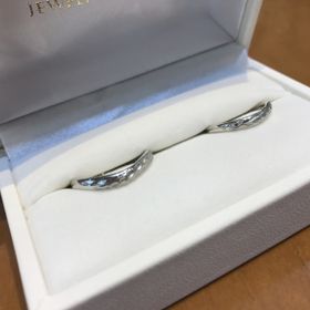 【ジュエリー東京の口コミ】 個性的な指輪を探していたところ、婚約指輪と同じブランドのもので気に入…