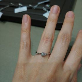 【アイプリモ(I-PRIMO)の口コミ】 サイドのダイヤモンドがアシンメトリーについていて、少し個性の出せるデ…