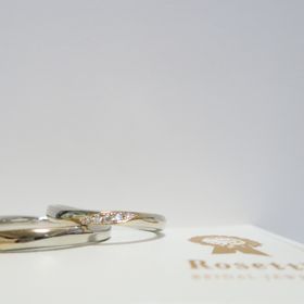 【RosettE(ロゼット)の口コミ】 雑誌の結婚指輪を見ていて最初に目に留まったのがこの指輪。
2種類の金属…