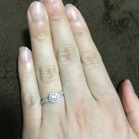 【Mariage ent(マリアージュエント)の口コミ】 トップのダイヤに存在感がほしかったので　周りにメレダイヤが取り巻いて…