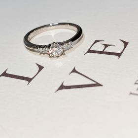 【アイプリモ(I-PRIMO)の口コミ】 普段も気兼ねなく付けれるようにダイヤの台座が低めの物を選びました。王…